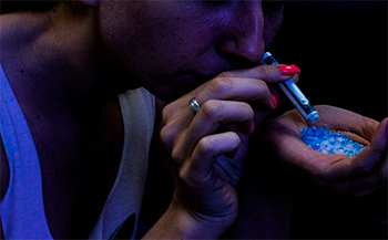 наркоман набирает в шприц бутират